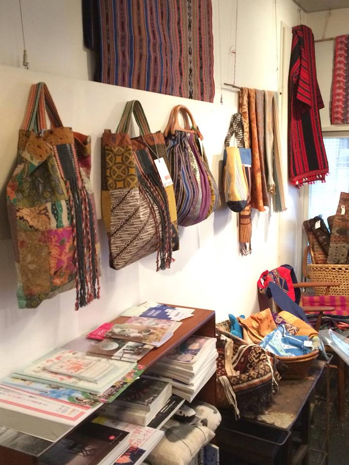 フィリピンの伝統布やインドネシアのバティックが並ぶ展示会