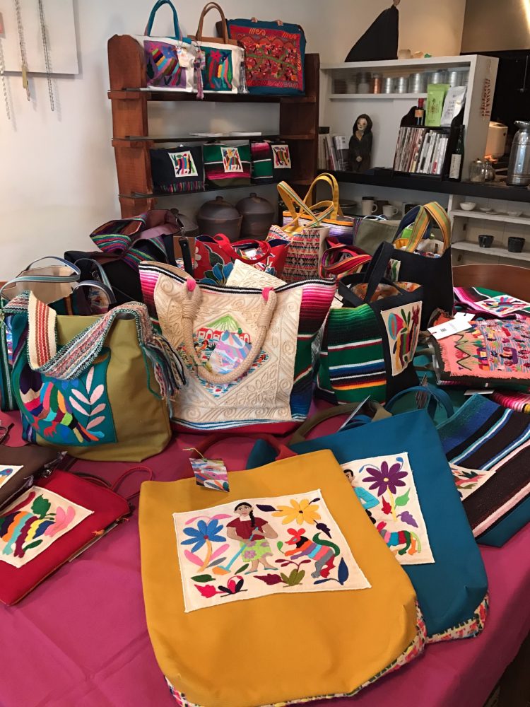 メキシコの手刺繍とラテンカラーのバッグ【ケ・ボニータ展】